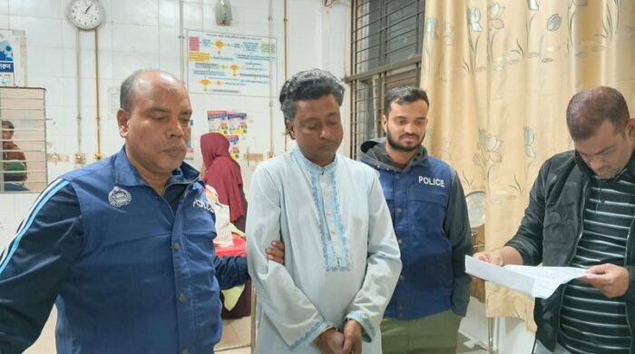 সুনামগঞ্জে একুশে টিভির সাংবাদিকের ওপর হামলার পর ভাঙচুর হওয়া অফিসের চিত্র এবং পুলিশের অভিযানে গ্রেপ্তার আসামি।