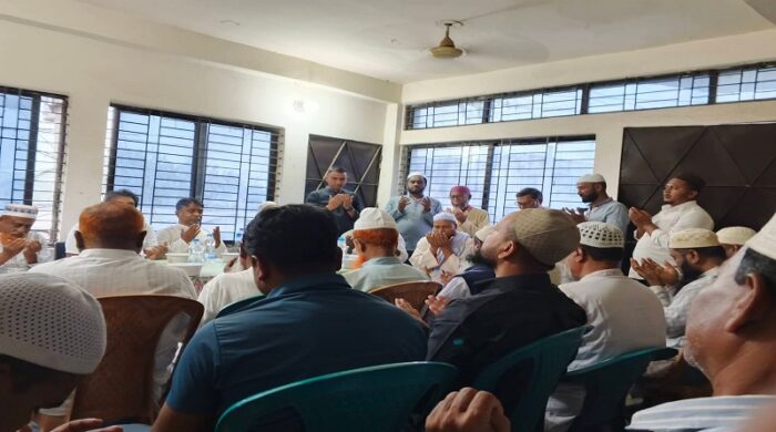 একতা সমাজ কল্যাণ সংঘের ইফতার ও দোয়া মাহফিলে উপস্থিত অতিথি ও সদস্যদের একাংশ।