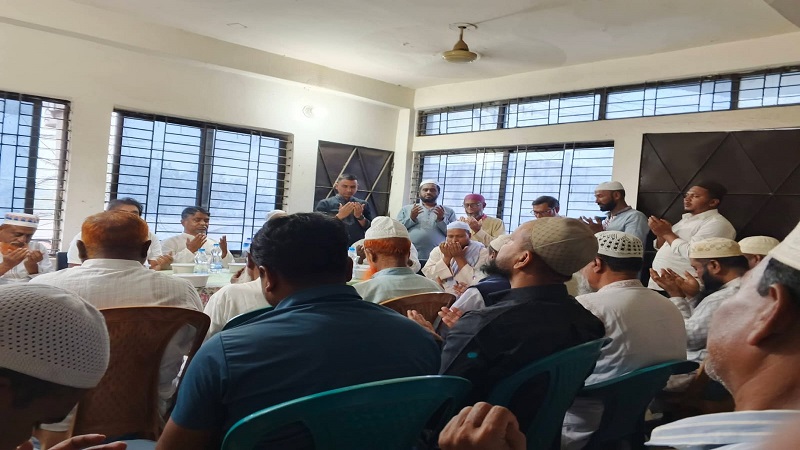 একতা সমাজ কল্যাণ সংঘের ইফতার ও দোয়া মাহফিলে উপস্থিত অতিথি ও সদস্যদের একাংশ।