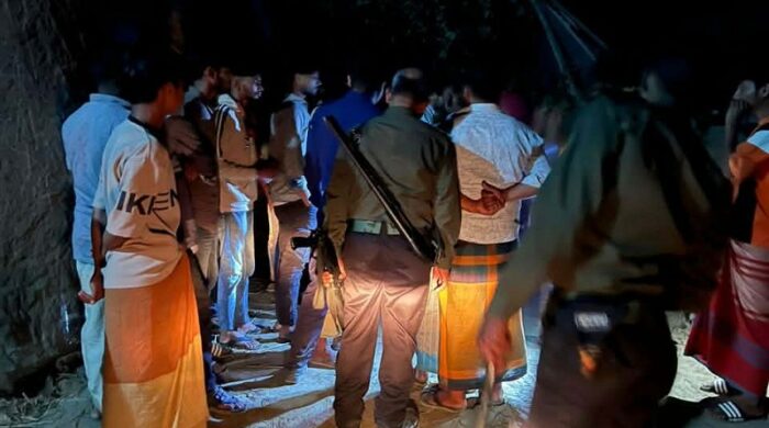 সিংগাইরের গোবিন্দল এলাকায় জব্দকৃত এস্কেভেটর এবং কারাদণ্ডপ্রাপ্ত দুই যুবককে নিয়ে পুলিশের উপস্থিতিতে ইউএনও’র অভিযান।