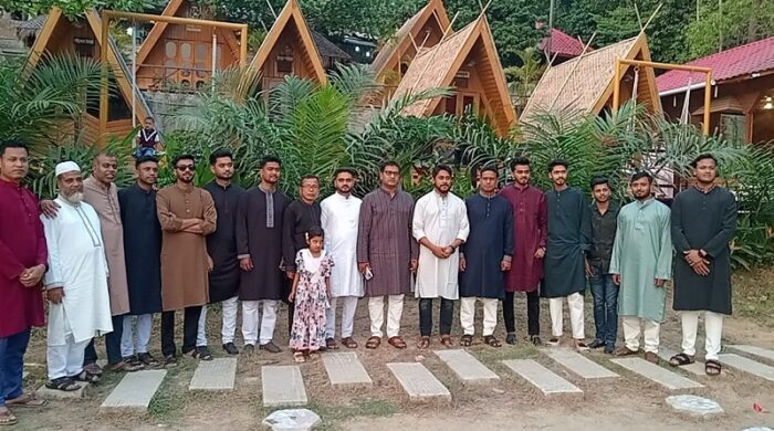 কাপ্তাইয়ের প্রাকৃতিক পরিবেশে সাবেক উপজেলা চেয়ারম্যান মো. দিলদার হোসেন তাঁর কন্যা ও স্থানীয় নেতাকর্মীদের সঙ্গে হাস্যোজ্জ্বল মুখে ঈদের শুভেচ্ছা বিনিময়