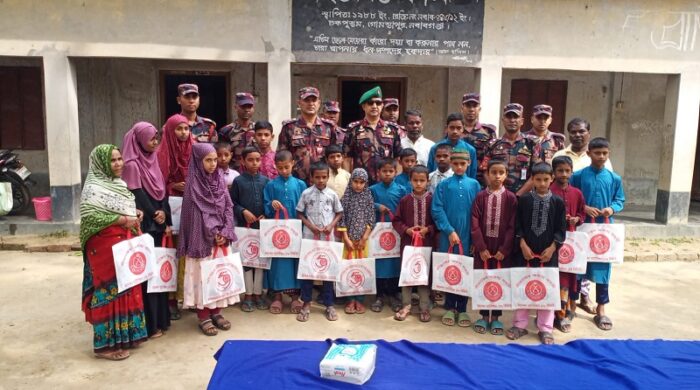 চাঁপাইনবাবগঞ্জের গোমস্তাপুরে ৫৯ বিজিবি অধিনায়ক লেঃ কর্নেল গোলাম কিবরিয়া শিশু সদনের এতিম শিশুদের হাতে ঈদের নতুন পোশাক ও খাদ্যসামগ্রীর প্যাকেট তুলে দিচ্ছেন।