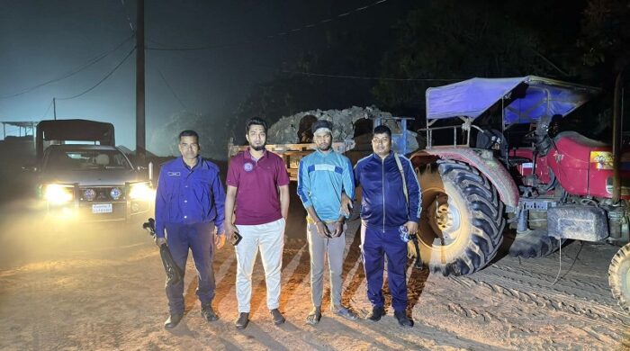 চাঁপাইনবাবগঞ্জ সদর উপজেলার সহকারী কমিশনার (ভূমি) মোঃ ইকরামুল হক নাহিদ অবৈধ মাটিভর্তি ট্রাক্টর জব্দ করে সাজা প্রদান করছেন।