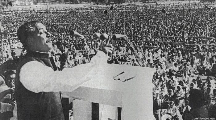 একাত্তরের ৭ই মার্চে রেসকোর্স ময়দানের বিশাল জনসমুদ্রে আঙুল উঁচিয়ে ভাষণ দিচ্ছেন বঙ্গবন্ধু শেখ মুজিবুর রহমান।