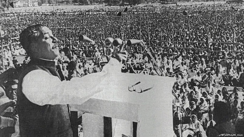 একাত্তরের ৭ই মার্চে রেসকোর্স ময়দানের বিশাল জনসমুদ্রে আঙুল উঁচিয়ে ভাষণ দিচ্ছেন বঙ্গবন্ধু শেখ মুজিবুর রহমান।