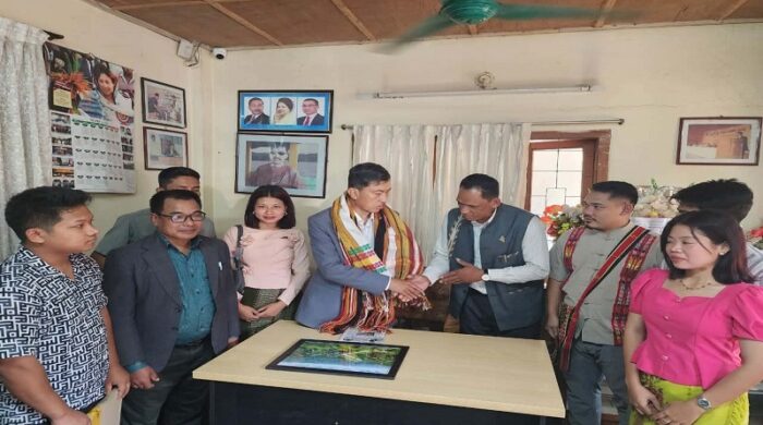 রাঙামাটিতে পার্বত্য চট্টগ্রাম বিষয়ক মন্ত্রী এ্যাডভোকেট দীপেন দেওয়ানের সাথে বম প্রতিনিধি দলের সৌজন্য সাক্ষাতের একটি মুহূর্ত।