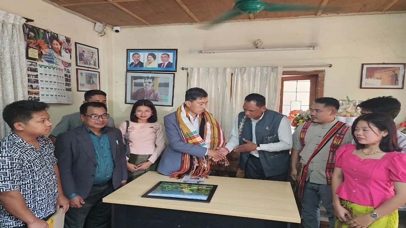 রাঙামাটিতে পার্বত্য চট্টগ্রাম বিষয়ক মন্ত্রী এ্যাডভোকেট দীপেন দেওয়ানের সাথে বম প্রতিনিধি দলের সৌজন্য সাক্ষাতের একটি মুহূর্ত।