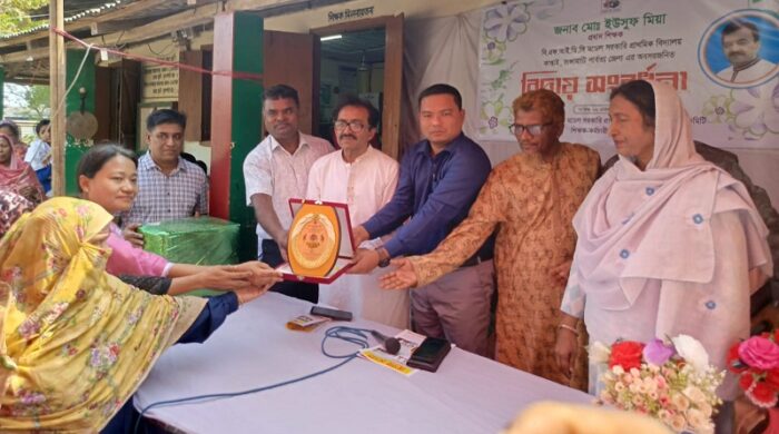 কাপ্তাই বিএফআইডিসি মডেল সরকারি প্রাথমিক বিদ্যালয়ের প্রধান শিক্ষক মোঃ ইউসুফ মিয়ার বিদায় সংবর্ধনা অনুষ্ঠানের দৃশ্য।