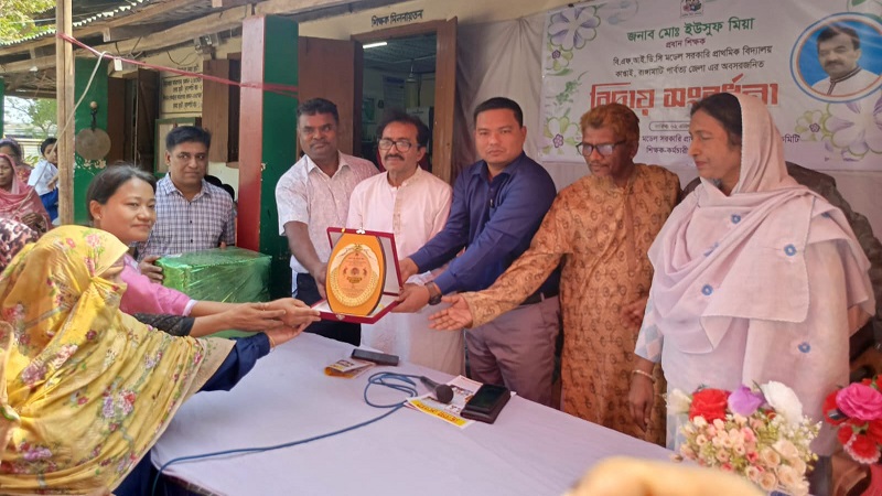 কাপ্তাইয়ে প্রধান শিক্ষকের বিদায় সংবর্ধনায় অশ্রুসিক্ত সহকর্মী ও শিক্ষার্থীরা