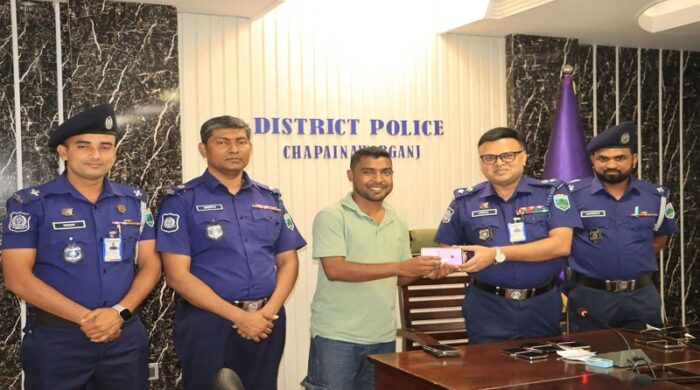 চাঁপাইনবাবগঞ্জ জেলা পুলিশ সুপারের কার্যালয়ে মোবাইল ফোন হস্তান্তরের দৃশ্য।