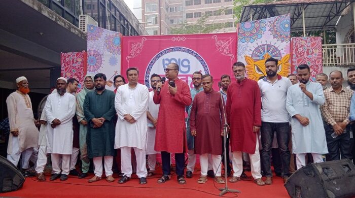 গাজীপুর জেলা পরিষদ কার্যালয়ে নববর্ষ বরণ অনুষ্ঠানে প্রশাসক ব্যারিস্টার ইশরাক আহমেদ চৌধুরী ও অন্যান্য অতিথিবৃন্দ।