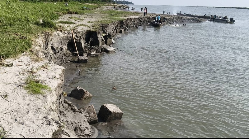 হাইমচরে রাতের আঁধারে ড্রেজারে নদীর পাড় কাটার মহোৎসব; তদন্তে প্রশাসন