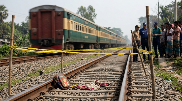 গাজীপুরের শ্রীপুরে ট্রেন দুর্ঘটনার পর রেললাইনের পাশে পুলিশের অবস্থান ও স্থানীয় মানুষের ভিড়।