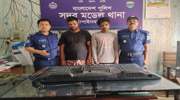 চাঁপাইনবাবগঞ্জ সদর মডেল থানায় উদ্ধারকৃত স্মার্ট টিভি এবং গ্রেফতারকৃত আসামী।