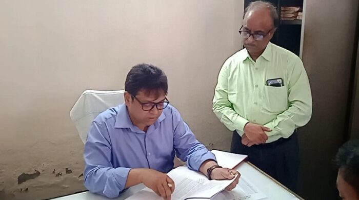 গাজীপুর জেলা প্রশাসক নুরুল করিম ভূঁইয়া বাসন ইউনিয়ন ভূমি অফিসের সেবা ক্যাম্পে কর্মকর্তাদের সাথে কথা বলছেন