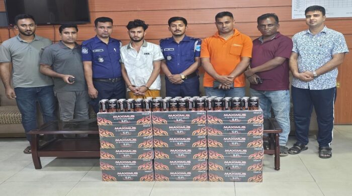 মাধবদী থানা পুলিশ কর্তৃক জব্দকৃত ৪৭০ ক্যান বিদেশি বিয়ারের বোতল এবং গ্রেপ্তারকৃত আসামি আবু তাহেরের ছবি।