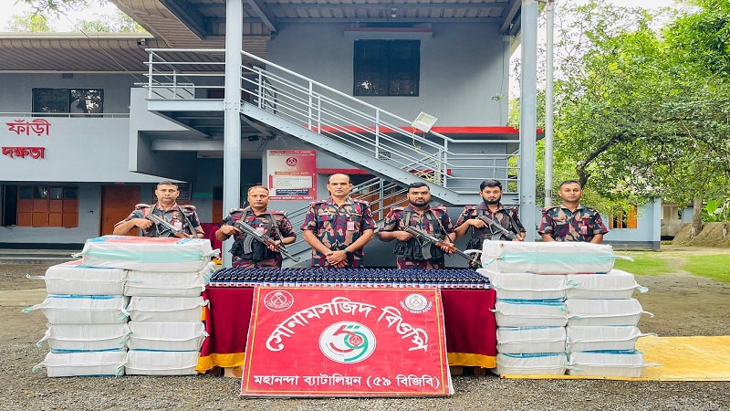 পাথর বোঝাই ভারতীয় ট্রাকে মিলল ৬ হাজার বোতল নেশাজাতীয় সিরাপ