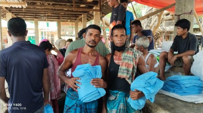 বিলাইছড়ি বাজার পাড়া এলাকায় স্থানীয়দের মাঝে মশারি বিতরণ করছেন স্বাস্থ্যকর্মীরা।