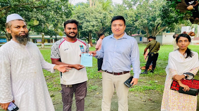 হাকিমপুরে ফুয়েল কার্ড বিতরণ শুরু: শৃঙ্খলা ফেরাতে প্রশাসনের কড়া বার্তা