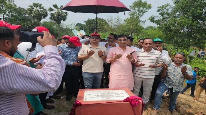 কালিয়াকৈরে খাল খনন কর্মসূচির উদ্বোধনী অনুষ্ঠানে প্রধান অতিথি এমপি মোঃ মজিবুর রহমান ও জেলা প্রশাসক নুরুল করিম ভূঁইয়া।