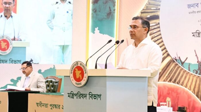 ওসামনী স্মৃতি মিলনায়তনে স্বাধীনতা পুরস্কার ২০২৬ বিজয়ীদের হাতে পদক তুলে দিচ্ছেন প্রধানমন্ত্রী তারেক রহমান।