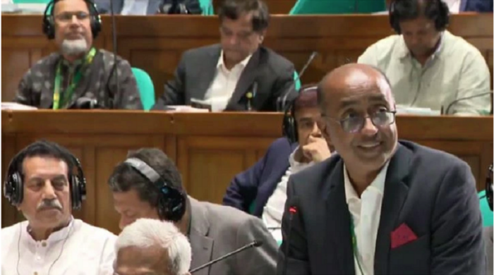 জাতীয় সংসদে প্রশ্নোত্তর পর্বে বক্তব্য দিচ্ছেন আইনমন্ত্রী মো. আসাদুজ্জামান।