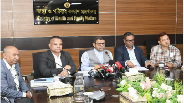 স্বাস্থ্য ও পরিবার কল্যাণ মন্ত্রী সরদার মো. সাখাওয়াত হোসেন সচিবালয়ে হাম-রুবেলা টিকাদান কর্মসূচি নিয়ে সংবাদ সম্মেলন করছেন।