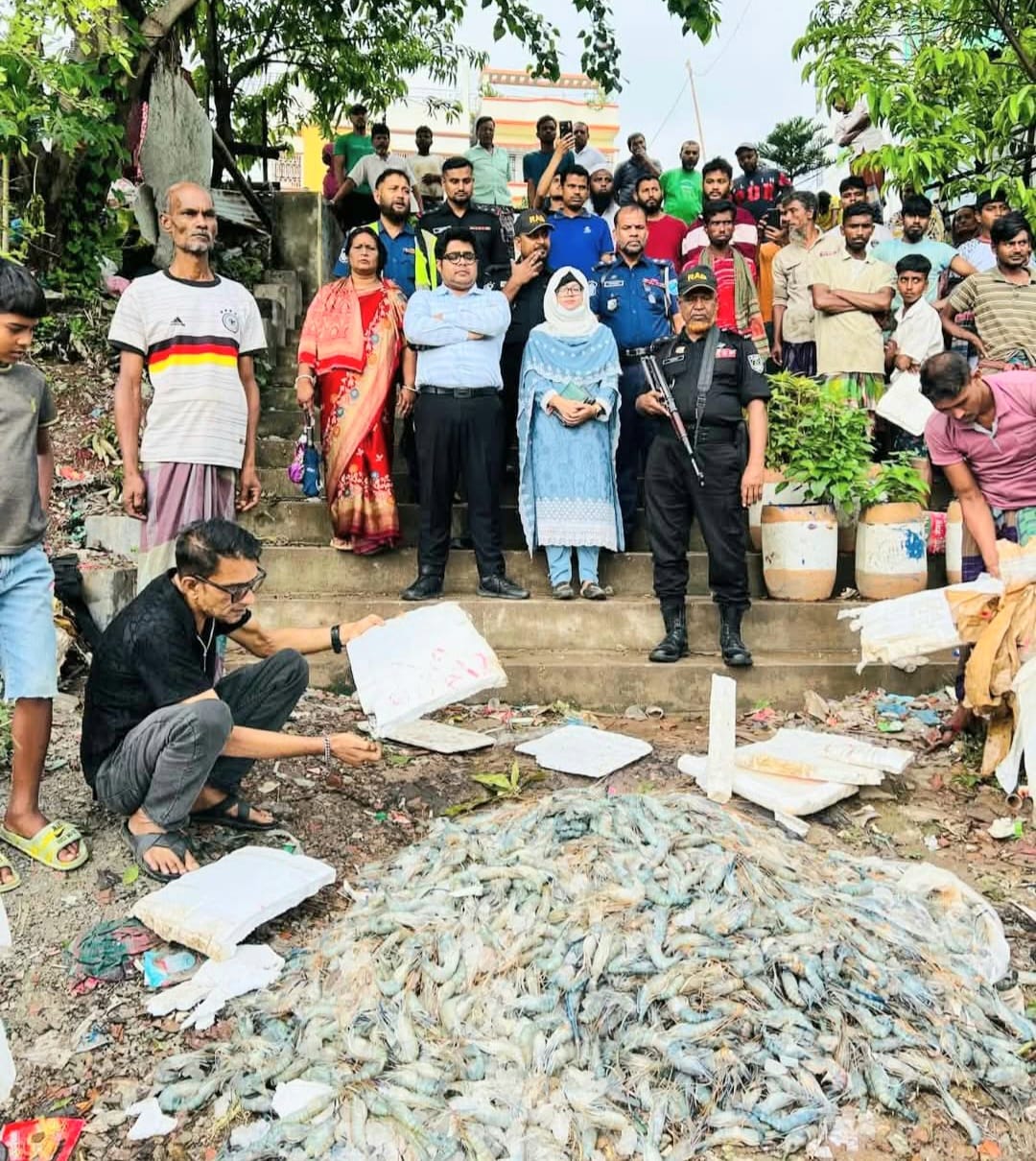 নরসিংদী সদর উপজেলার বৌয়াকুড় এমপি মার্কেট এলাকায় মাছের পাইকারী আড়ৎ এ মোবাইল কোর্ট অভিযান