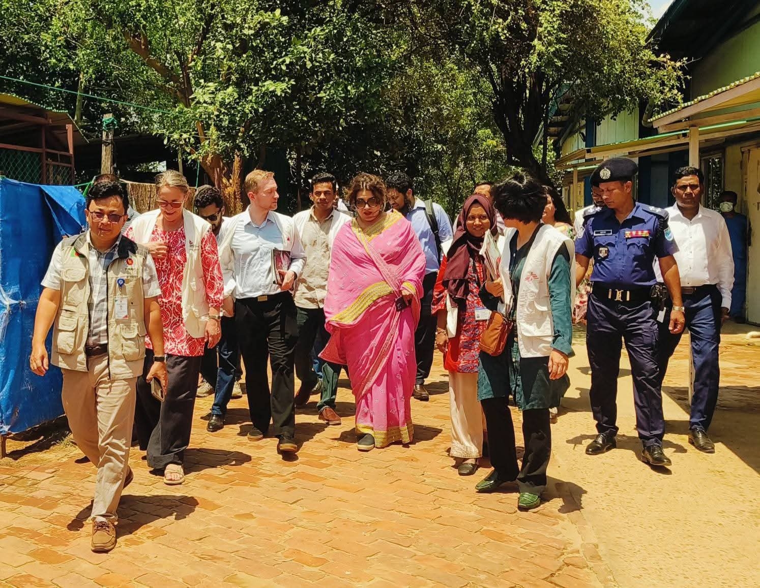 রোহিঙ্গা ক্যাম্পে পররাষ্ট্র প্রতিমন্ত্রী শামা ওবায়েদ: সেবা কার্যক্রমে সন্তোষ, জোর দিলেন দ্রুত প্রত্যাবাসনে! ‎