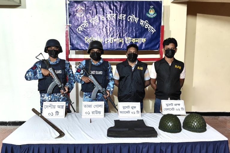 টেকনাফে কোস্ট গার্ড ও র‍্যাবের বড় সাফল্য: বুলেটপ্রুফ জ্যাকেট ও হেলমেটসহ অস্ত্র উদ্ধার