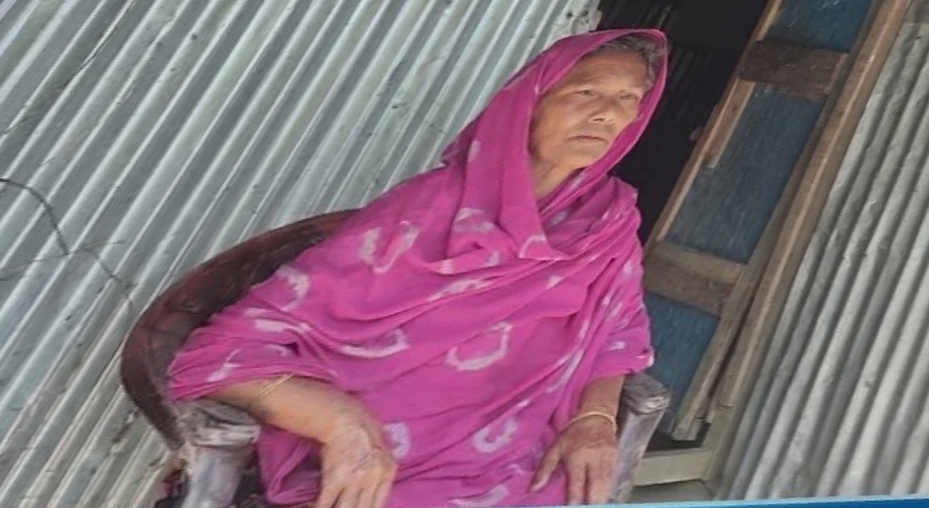 প্রকৃতির নিষ্ঠুর পরিহাস আর ভাগ্যের নির্মম কষাঘাতে আজ ধূলিসাৎ এক সংগ্রামী মায়ের স্বপ্ন