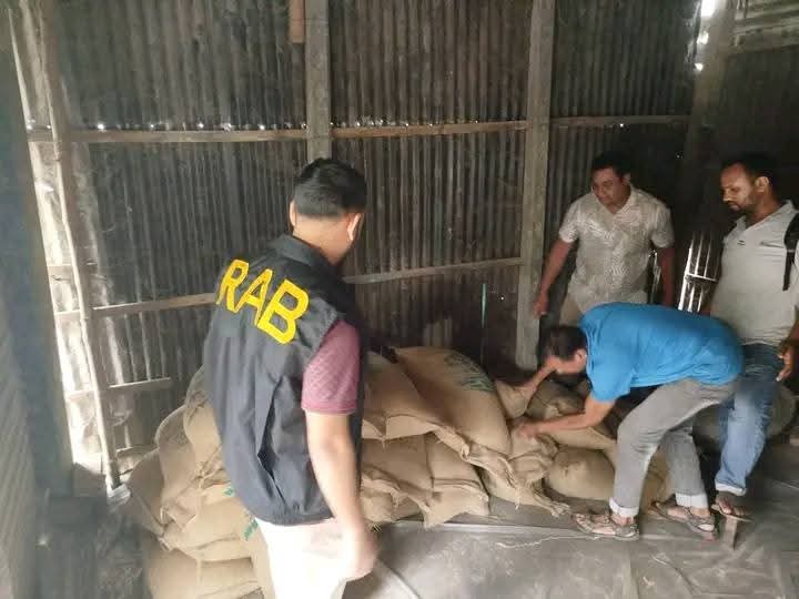 জামালপুরে কালোবাজারির জন্য রাখা অবৈধভাবে মজুদ করা ভিজিডির ৪৬ বস্তা চাল উদ্ধার