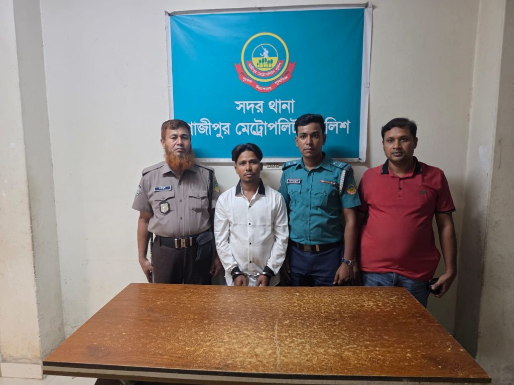 জিএমপি সদর থানা পুলিশের অভিযানে ০২ টি বিদেশি পিস্তল ০৭ রাউন্ড গুলি ও ২ টি প্রাইভেট কারসহ গ্রেফতার -০১