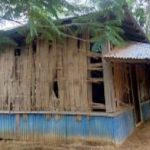 বান্দরবানের রুমা উপজেলার জরাজীর্ণ মাংতং পাড়া সরকারি প্রাথমিক বিদ্যালয়ের ভবন