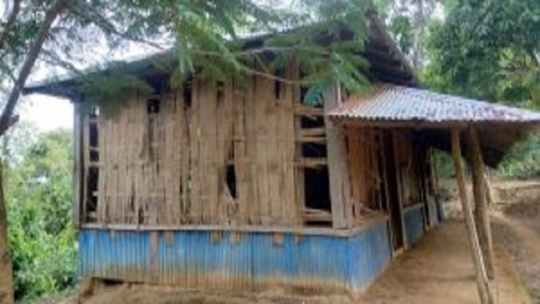 বান্দরবানে শিক্ষকদের অনিয়ম ও জরাজীর্ণ ভবনে ধুঁকছে মাংতং পাড়া সরকারি প্রাথমিক বিদ্যালয়