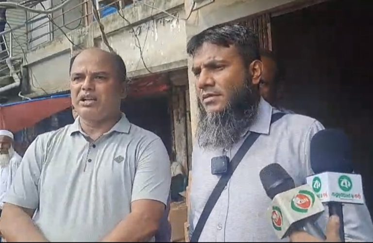 উখিয়ায় মিয়ানমারে পাচারকালে সার ও টমটম জব্দ, এড. রেজাউল করিম রেজা’র নেতৃত্বে ডিলারদের গুদামে কৃষি কর্মকর্তার অভিযান