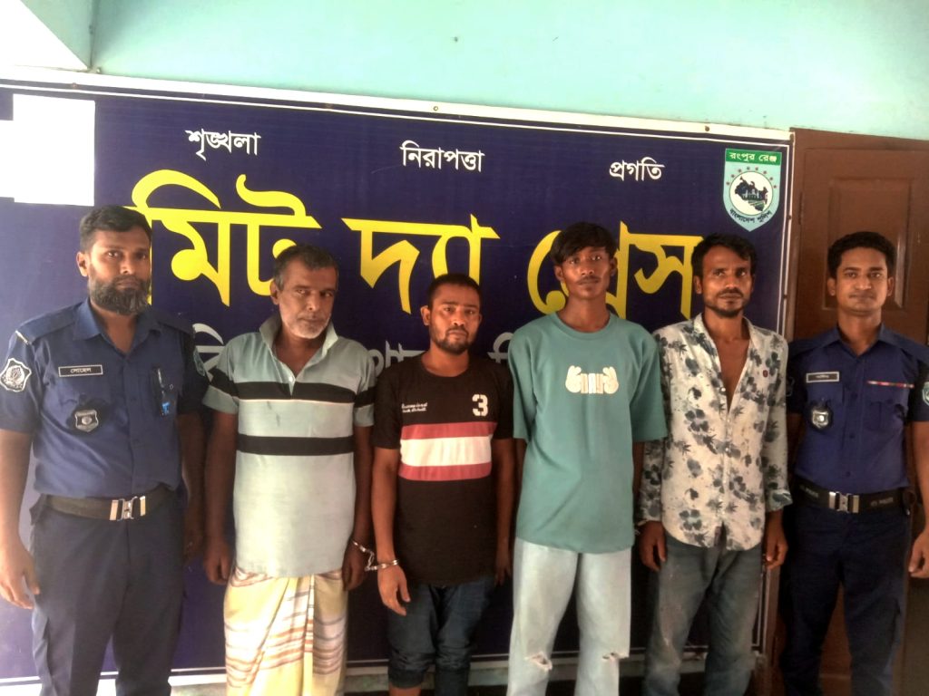 হিলিতে ৩০ পিস অ্যাম্পুল মাদকসহ চারজনকে গ্রেপ্তার