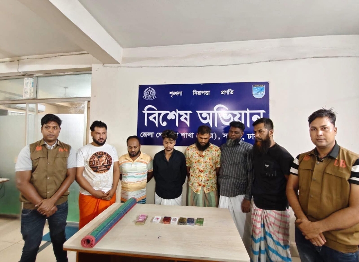 সাভারের পোড়াবাড়িতে ডিবি পুলিশের বিশেষ অভিযানে ৬ জুয়ারি গ্রেপ্তার, নগদ টাকা ও তাস জব্দ