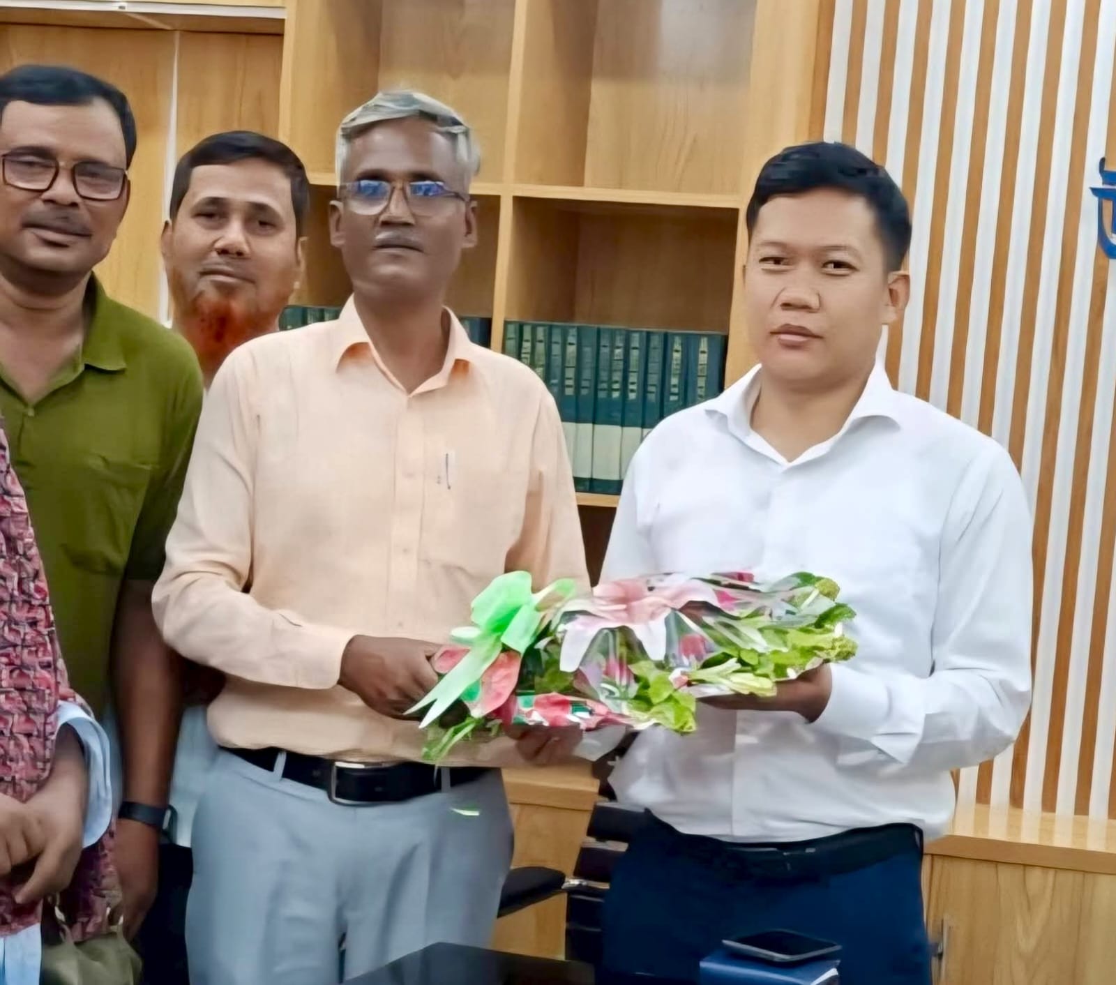 হাকিমপুরের নতুন ইউএনও ও পৌর প্রশাসক হিসেবে জর্জ মিত্র চাকমার কার্যভার গ্রহণ