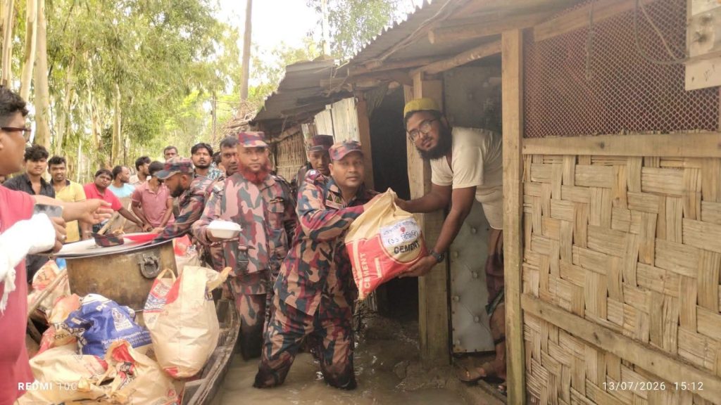 পেকুয়ায় বন্যার্তদের পাশে ১১ বিজিবি, ৫১০ পরিবারের মাঝে ত্রাণ বিতরণ
