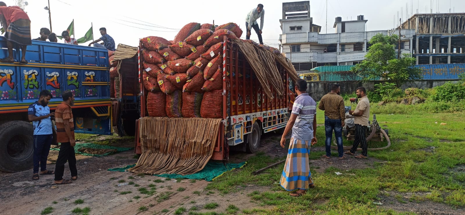 হিলি স্থলবন্দর দিয়ে ভারতীয় কাঁচা মরিচ আমদানি শুরু, কেজিতে কমল ৯০ টাকা