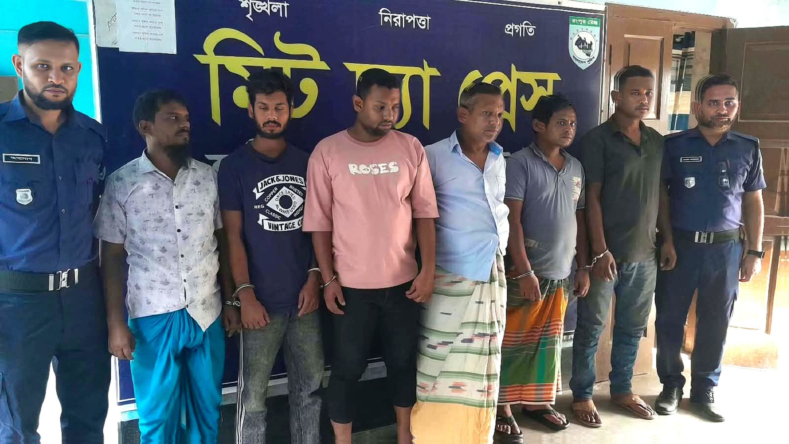 হিলিতে বিজিবির অভিযানে মাদকসহ বাবা ও দুই ছেলেসহ গ্রেপ্তার ৪