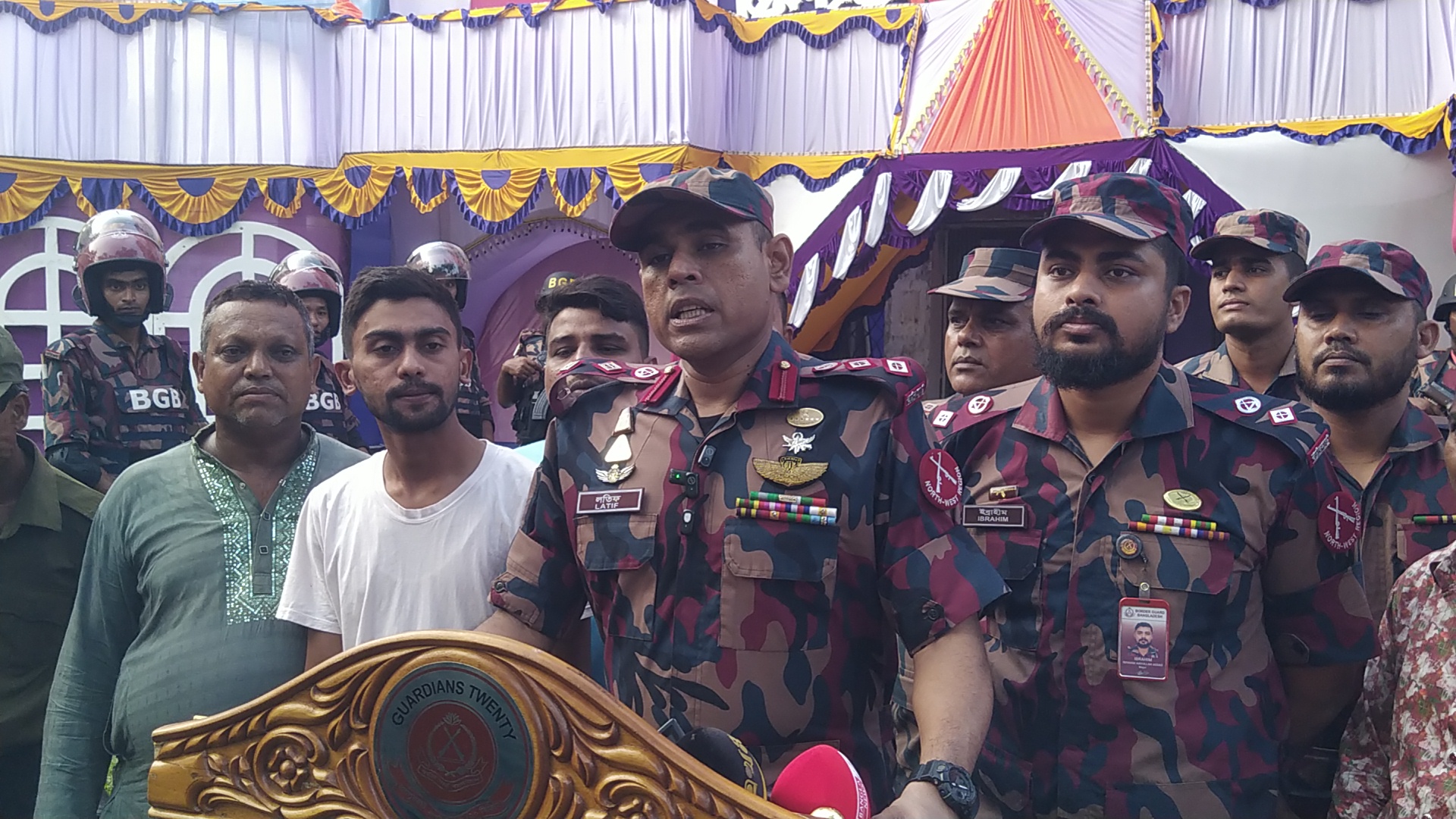 হাকিমপুরে পূজামণ্ডপ পরিদর্শনে ২০ বিজিবি অধিনায়ক: নিশ্ছিদ্র নিরাপত্তার আশ্বাস